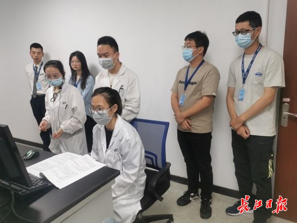 市民受邀走进环境实验室，“零”距离现场体验检测新技术